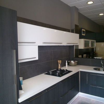 Cocina moderna con muebles grises y encimera blanca