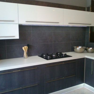 Encima y armarios de cocina en blanco y gris