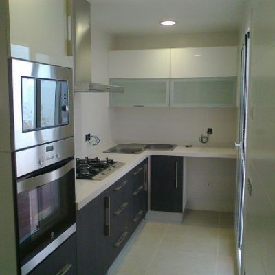 Cocina completa con microondas, hornos, fuegos y fregadero