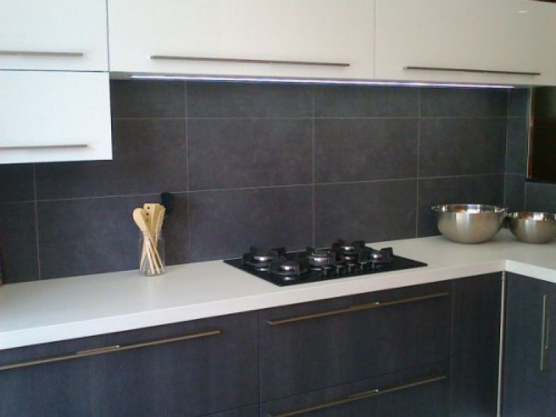 Encima y armarios de cocina en blanco y gris